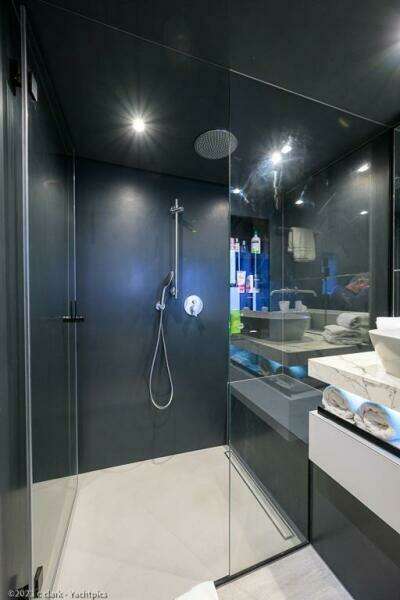 Sunreef 60 NERO- Port Master Cabin Head