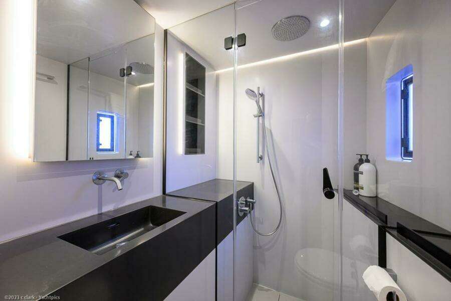 Sunreef 60 NERO- Head 