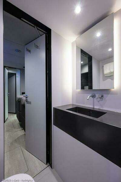 Sunreef 60 NERO- Head 