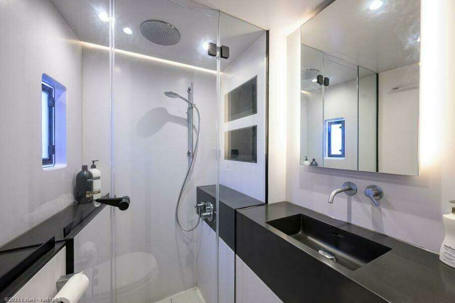 Sunreef 60 NERO- Head