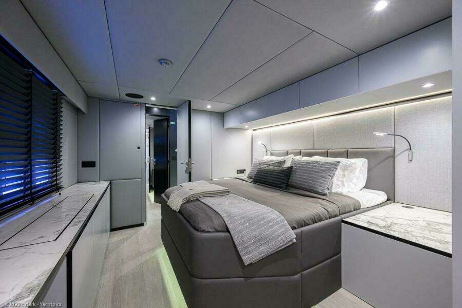 Sunreef 60 NERO- Port Master Cabin