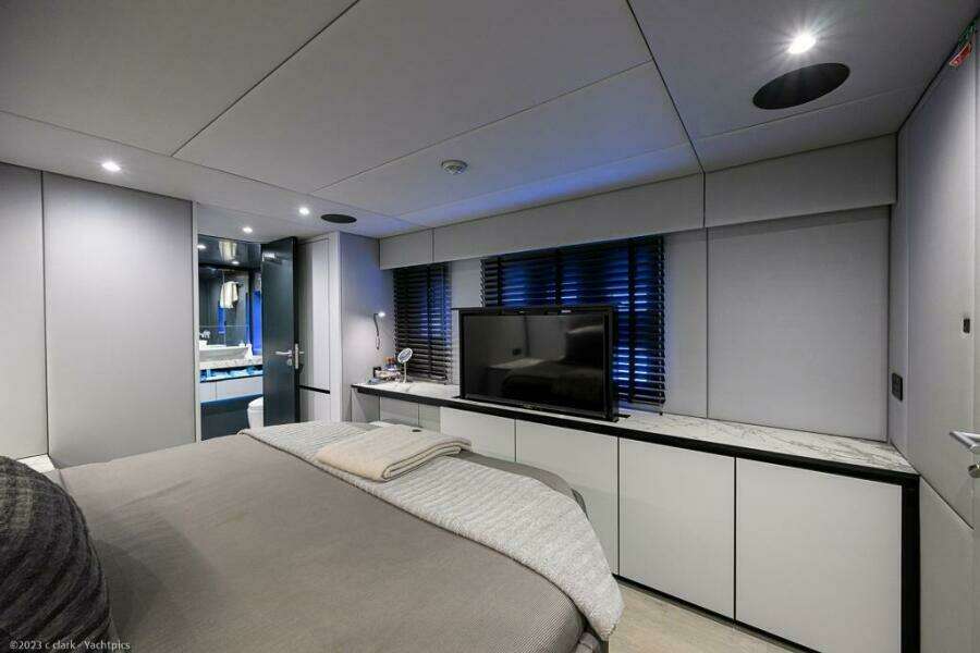 Sunreef 60 NERO- Port Master Cabin