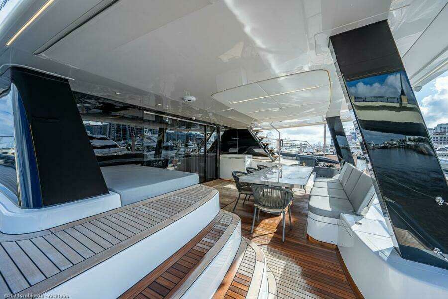 Sunreef 60 NERO- Cockpit