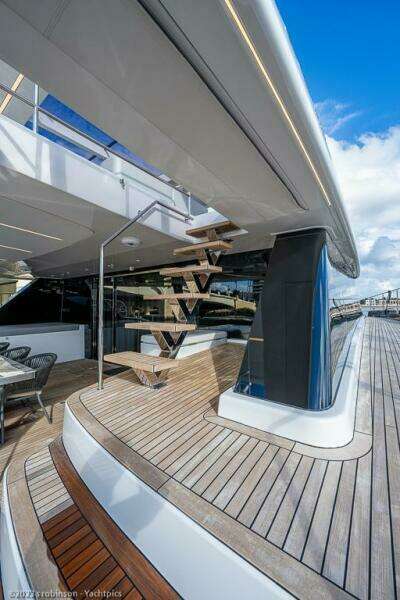 Sunreef 60 NERO- Cockpit