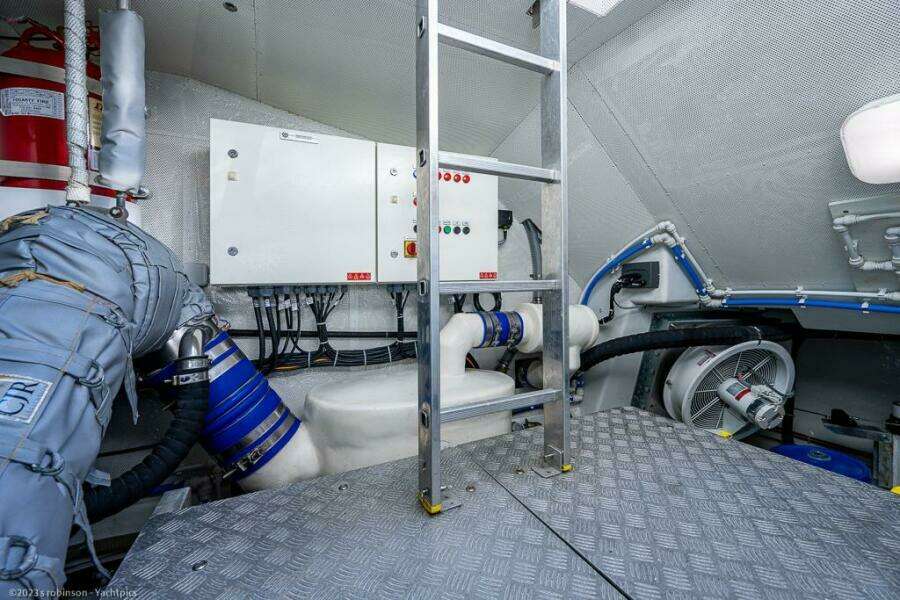 Sunreef 60 NERO- Engine Room