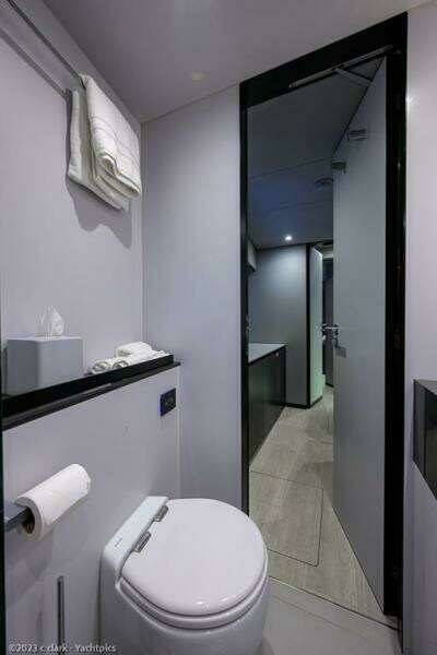 Sunreef 60 NERO- Head 