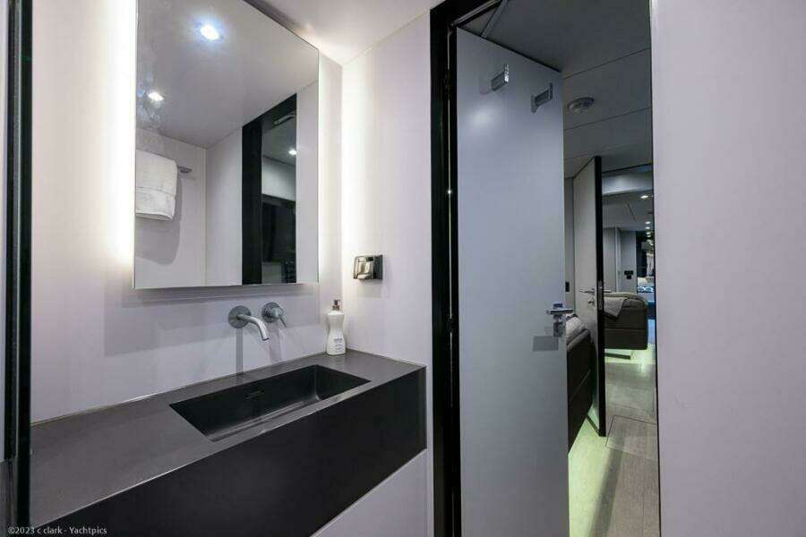 Sunreef 60 NERO- Head