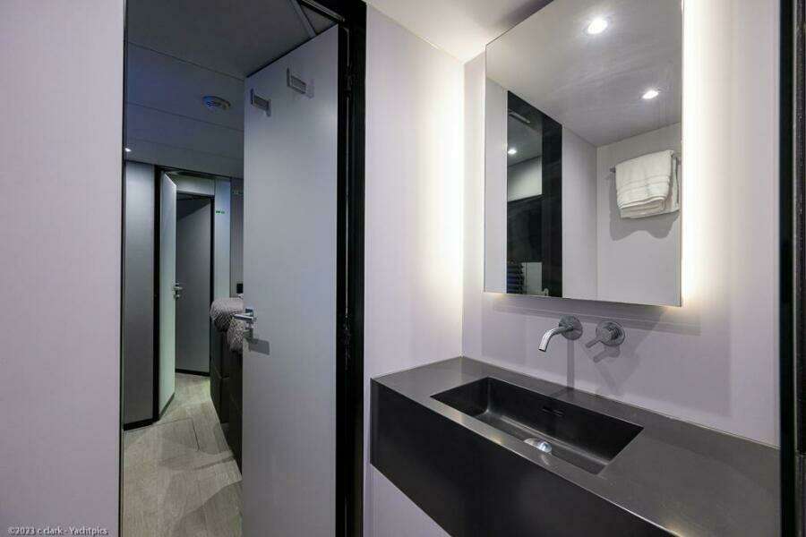 Sunreef 60 NERO- Head 