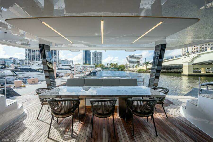 Sunreef 60 NERO- Cockpit