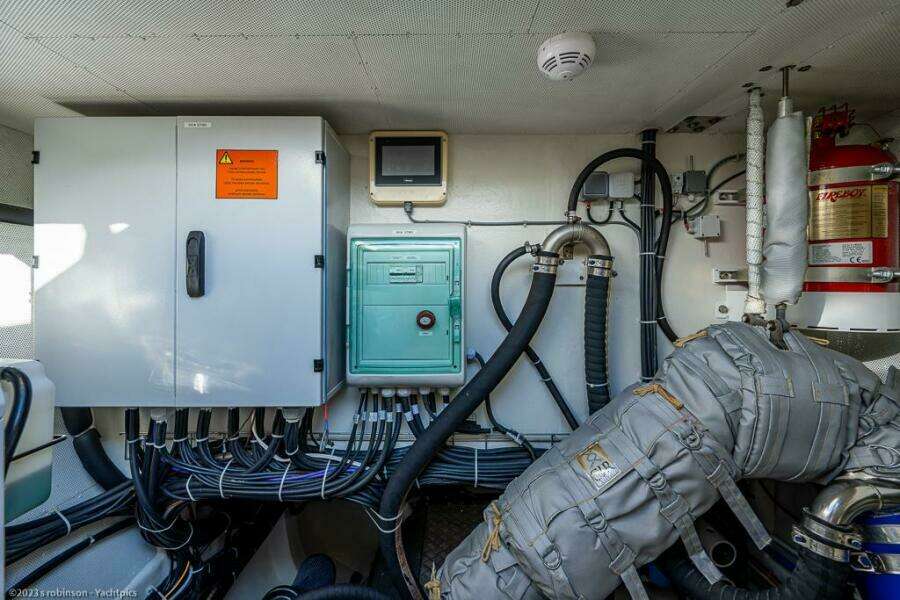 Sunreef 60 NERO- Engine Room