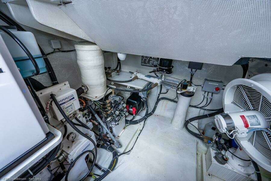 Sunreef 60 NERO- Engine Room