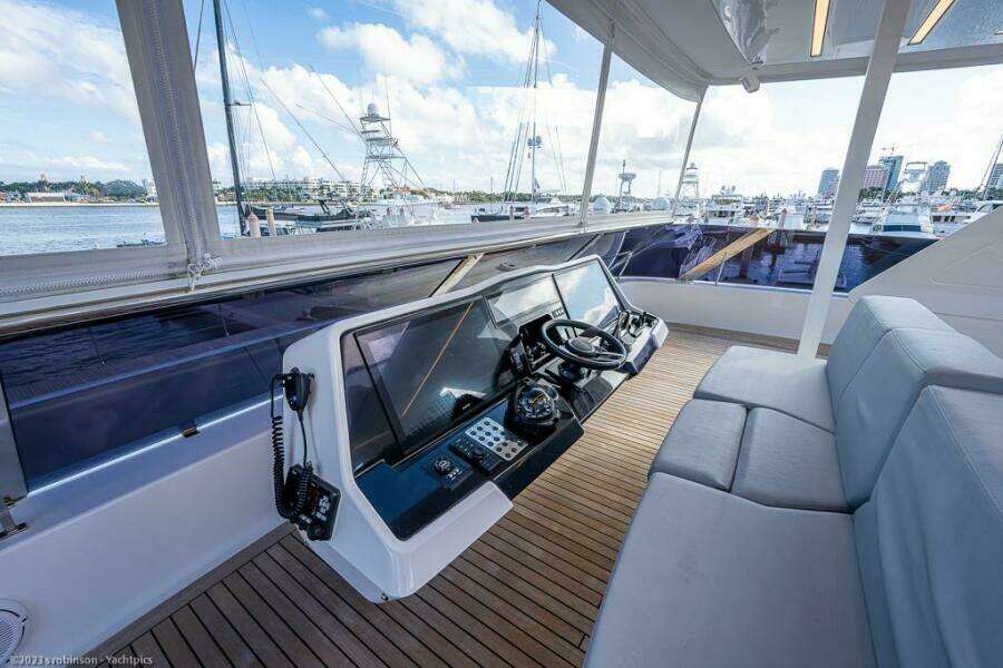 Sunreef 60 NERO- Helm