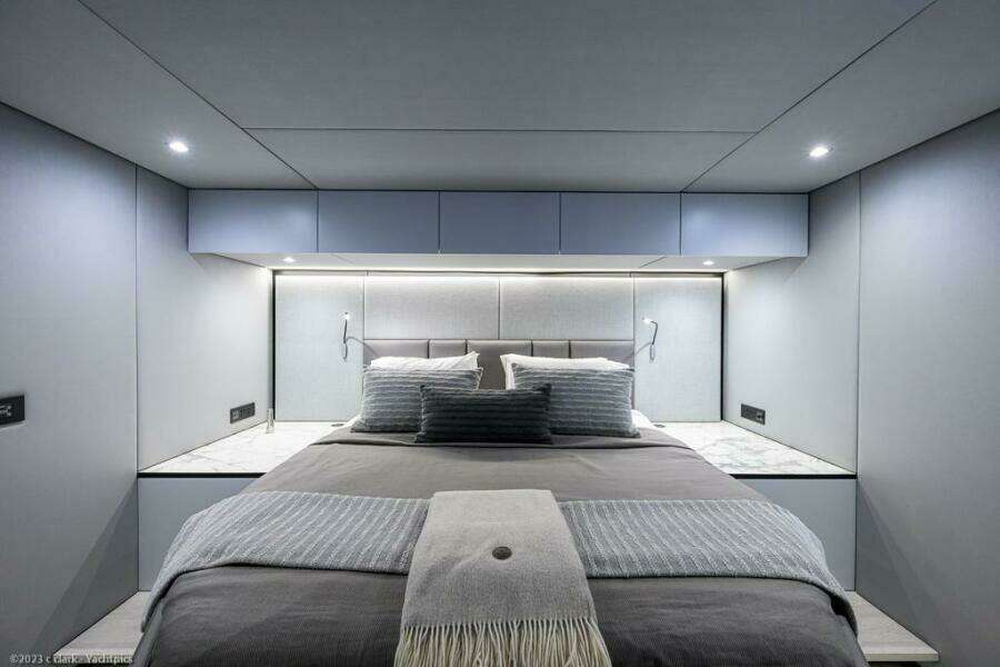 Sunreef 60 NERO- Port Master Cabin