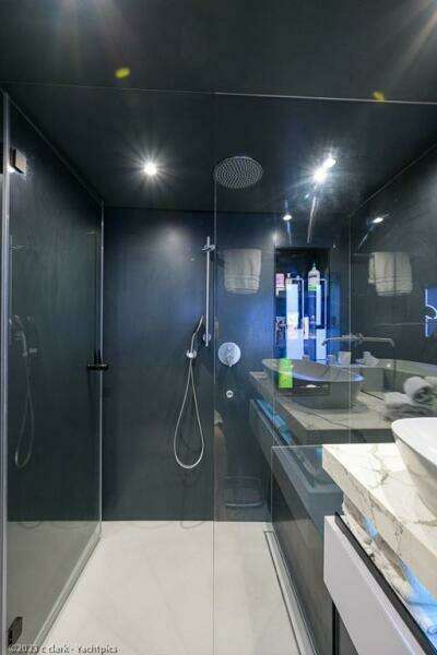 Sunreef 60 NERO- Port Master Cabin Head