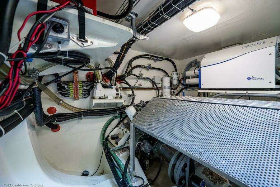 Sunreef 60 NERO- Engine Room