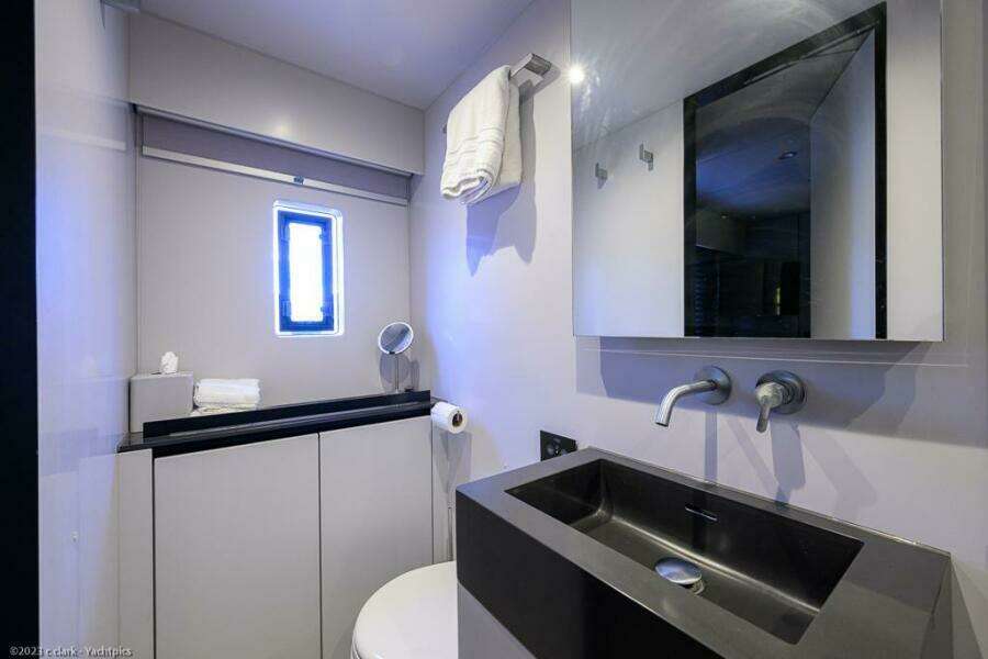 Sunreef 60 NERO- Head