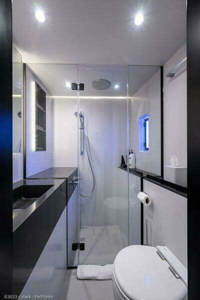 Sunreef 60 NERO- Head 