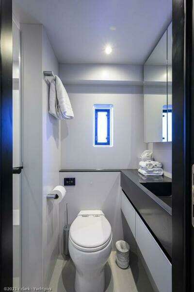 Sunreef 60 NERO- Head