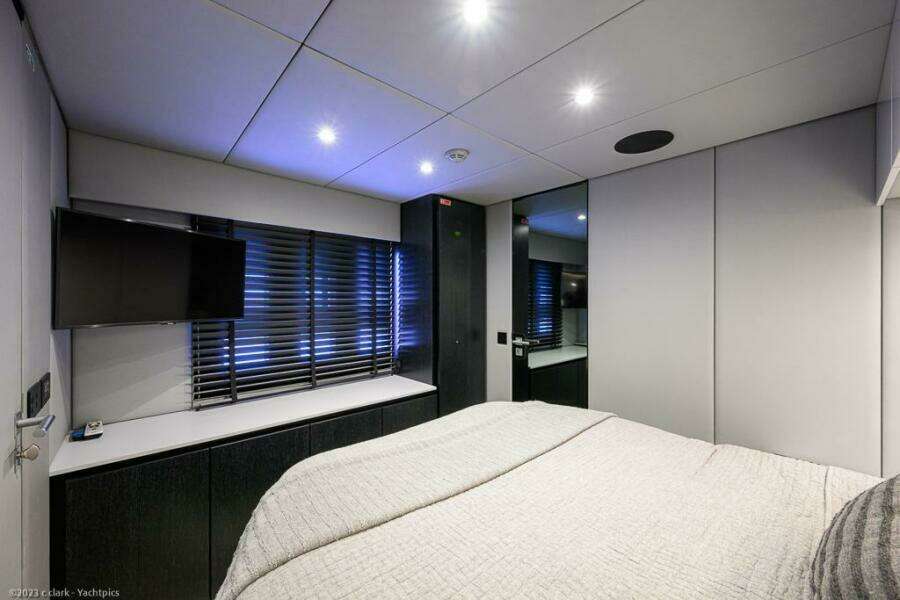 Sunreef 60 NERO- Mid Starboard Guest Cabin