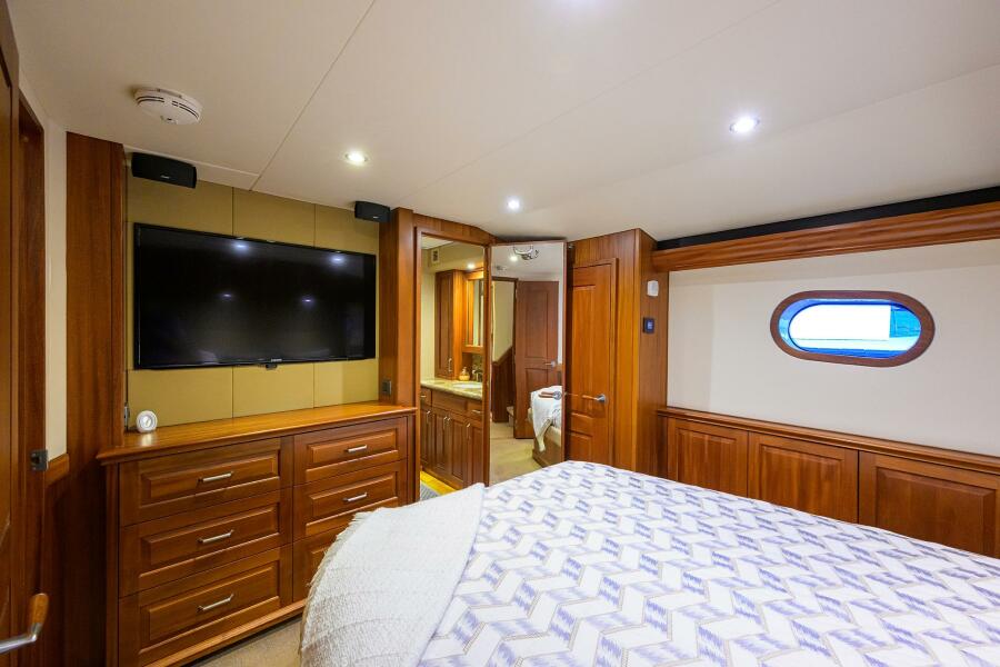 63' 2013 Hatteras GT63