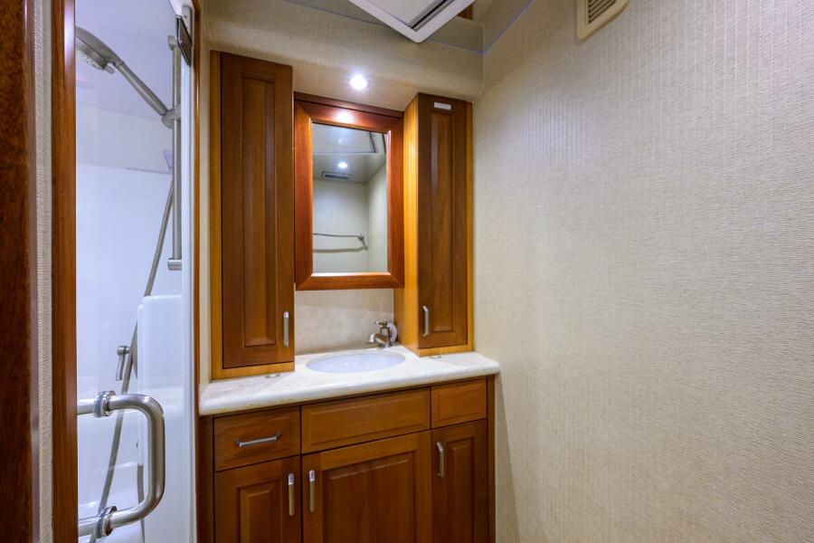 63' 2013 Hatteras GT63