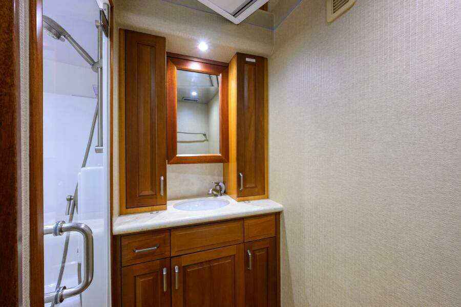 Hatteras 63 Reelin N Dealin - Interior Guest Stateroom Head