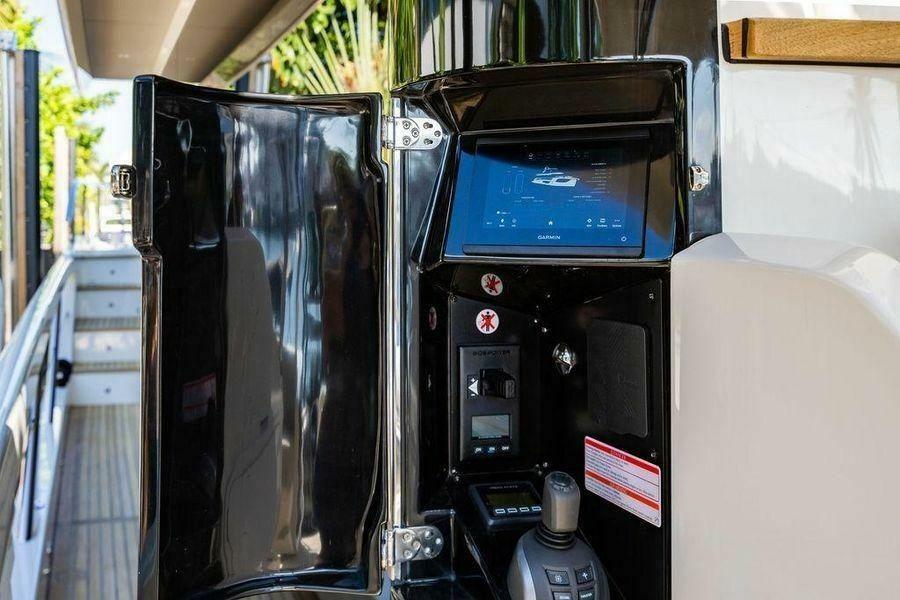 64' 2022 Absolute 64 Navetta