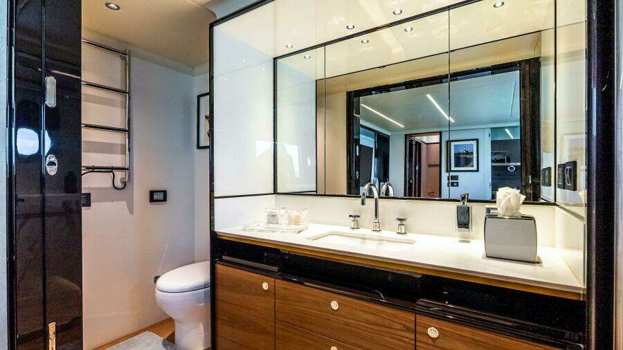 2022 Absolute 64 Navetta