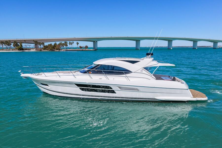 50' 2016 Riviera 5000 Sport Yacht