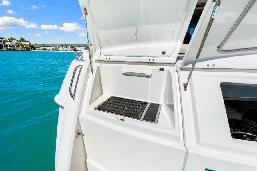 50' 2016 Riviera 5000 Sport Yacht