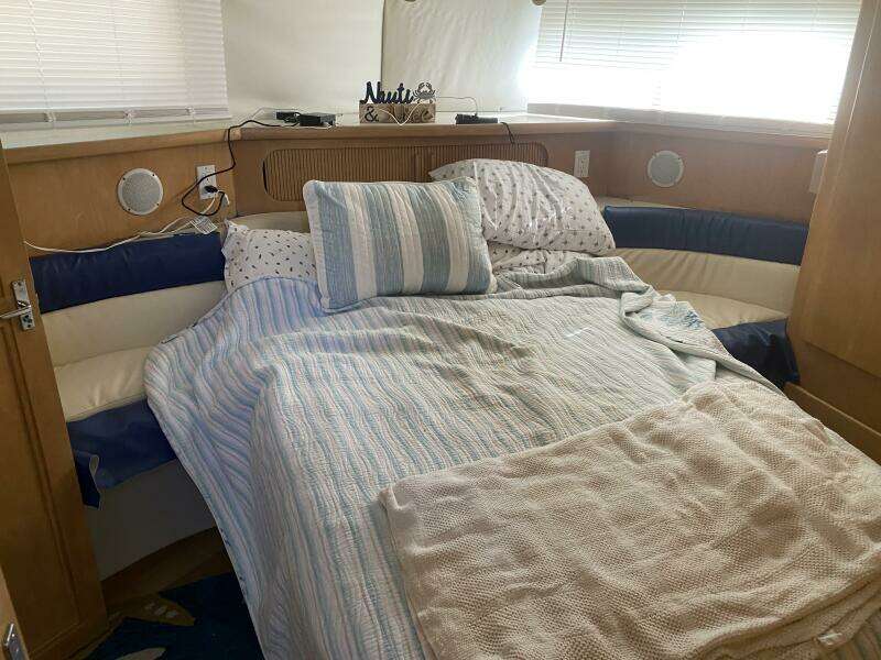 37ft Carver Yacht For Sale