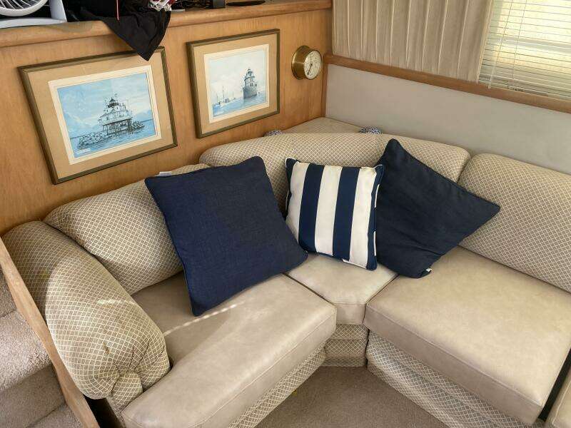 37ft Carver Yacht For Sale