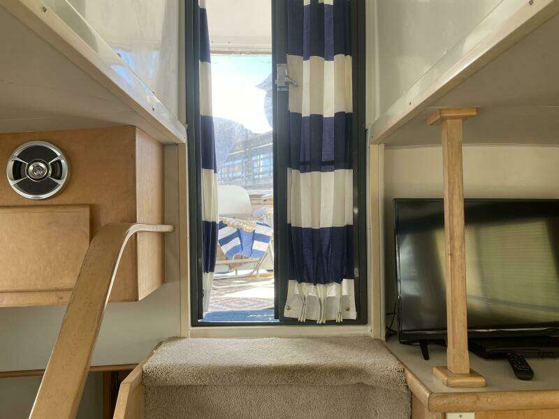 37ft Carver Yacht For Sale