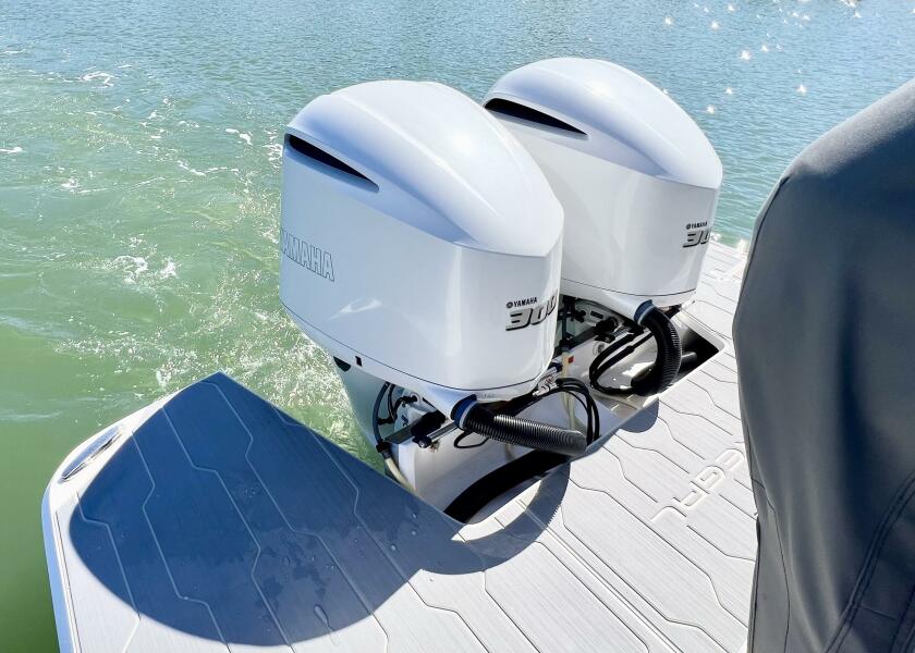 33' 2021 Regal 33 XO