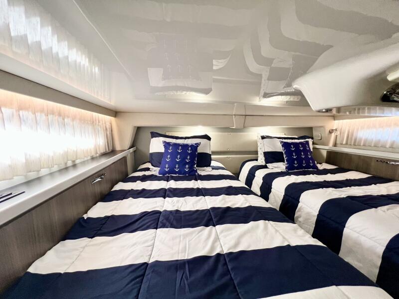 33' 2021 Regal 33 XO