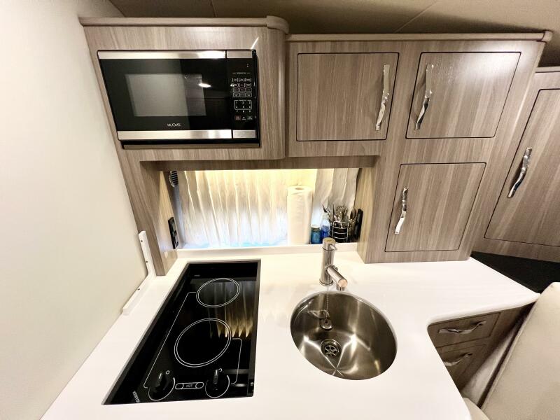 33' 2021 Regal 33 XO