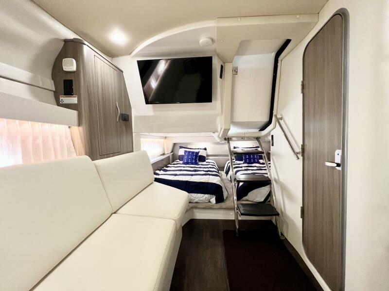 33' 2021 Regal 33 XO