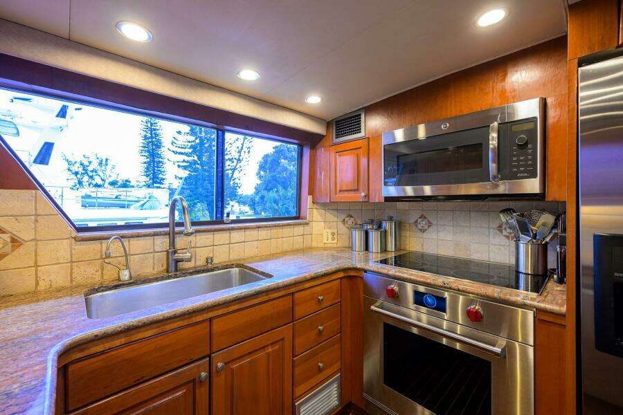 FOREVER YOUNG 78ft Hatteras Yacht For Sale