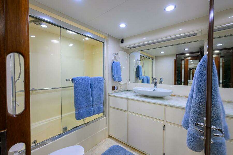 FOREVER YOUNG 78ft Hatteras Yacht For Sale