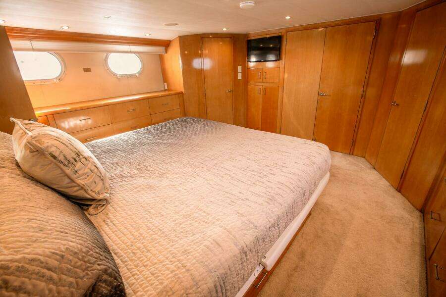KRISTIN LEE 75’ - Lower Decl Master Stateroom