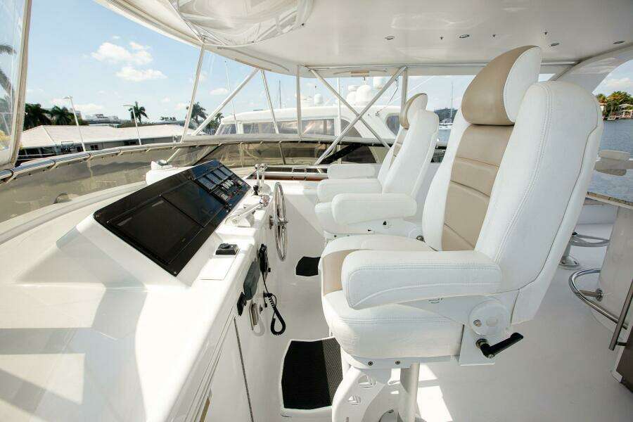KRISTIN LEE 75’ - Flybridge Helm