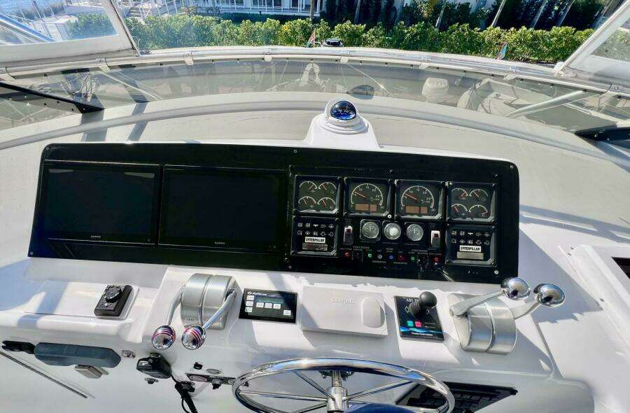 KRISTIN LEE 75’ - Flybridge Helm