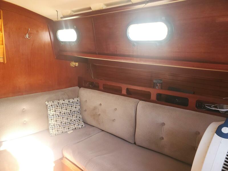 33' 1987 Cape Dory 330