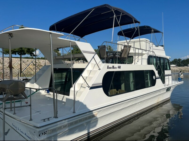 44' 2002 Harbor Master 440 Widebody