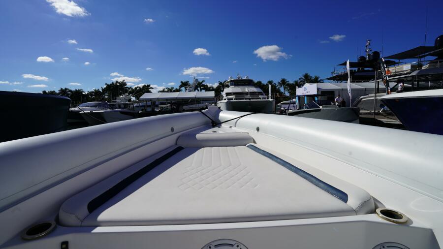 33' 2015 Airship 330