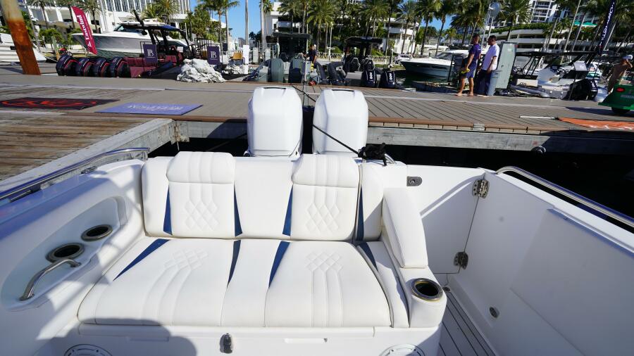 33' 2015 Airship 330