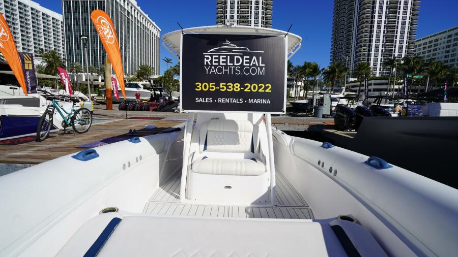 33' 2015 Airship 330