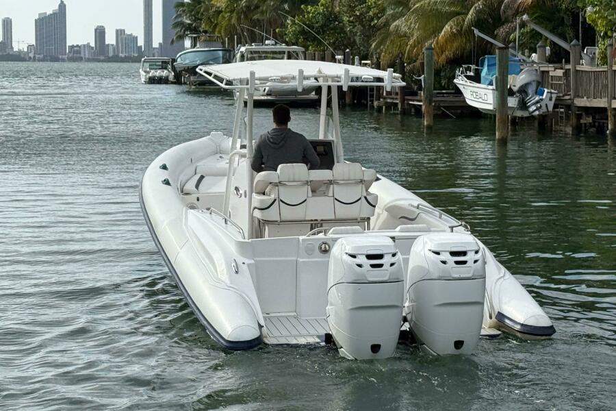 33' 2015 Airship 330