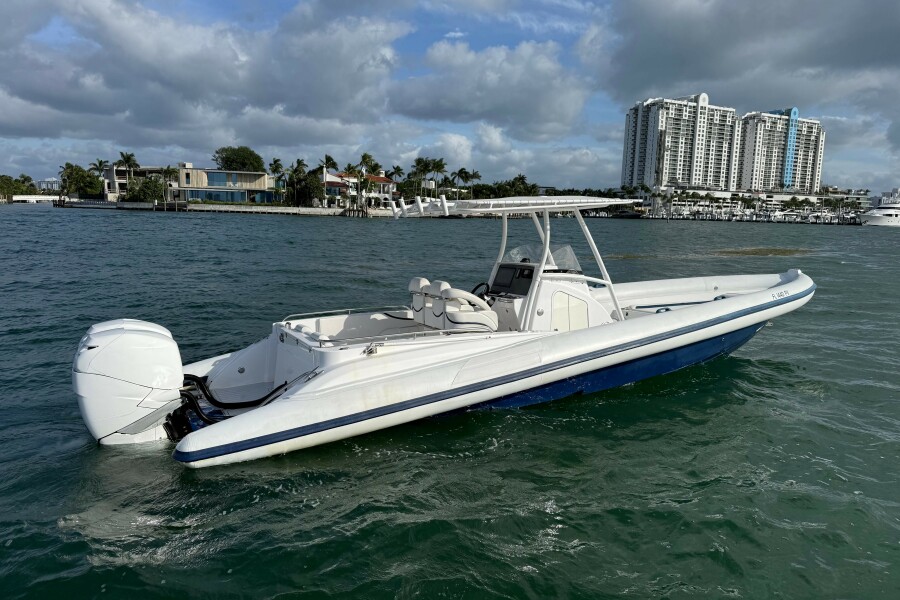 33' 2015 Airship 330