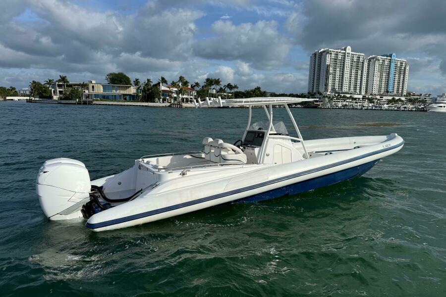 33' 2015 Airship 330